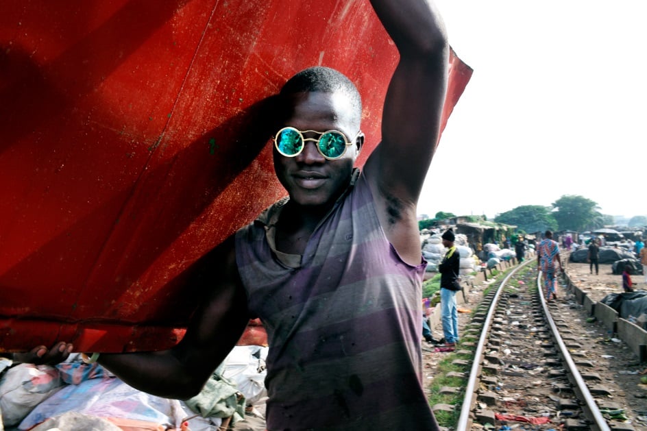 Dans le quartier d’Adjamé, le long de la voie ferrée, se sont installés des comptoirs où n’importe qui peut venir vendre sachets, ferraille, bouteilles… © Philippe Guionie/MYOP pour J.A.