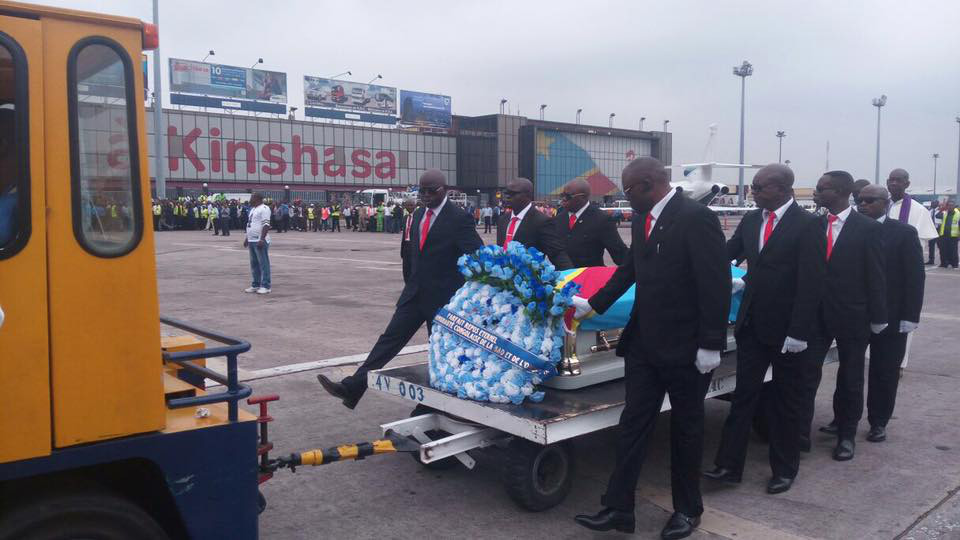 Arrivée de la dépouille du chanteur congolais Papa Wemba à Kinshasa, le 28 avril 2016. &copy; Facebook/Congo Airways