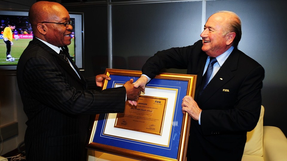 Jacob Zuma, avec l'ancien président de la Fifa, Sepp Blatter, le 30 juin 2009. &copy; Fifa