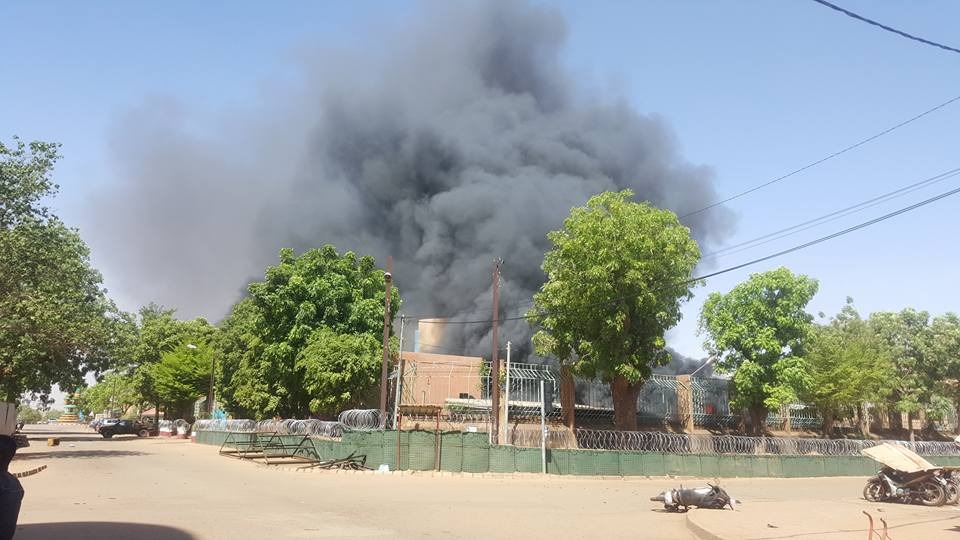 De la fumée s'élève au -dessus de l'état-major, à Ouagadougou, ce 2 mars 2018. &copy; DR