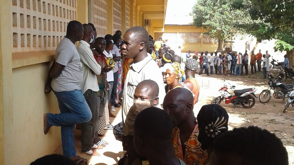 File d'attente devant les bureaux de vote du lycée moderne, à Korhogo, le 31 octobre 2020. &copy; DR