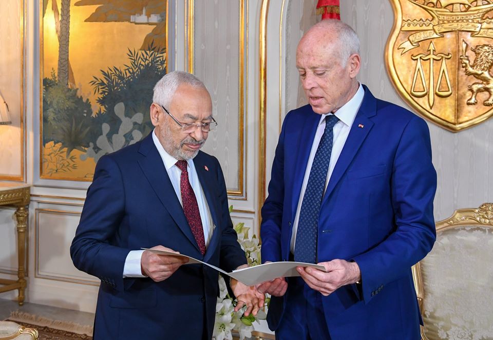 Le chef de l’Etat Kaïs Saïed livre la liste des membres du gouvernement proposés au président de l’Assemblée Rached Ghannouchi, le 2 janvier. &copy; Présidence Tunisie
