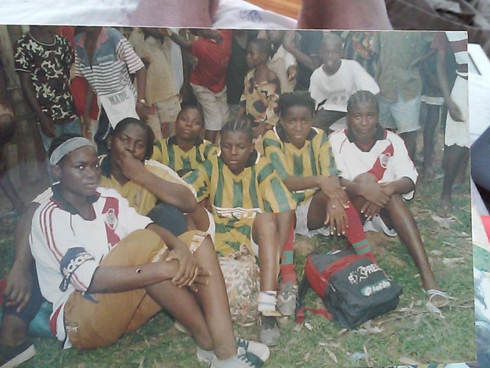 Christine Mannie, assise au centre, à l'occasion d'une rencontre, le 8 mars 2002, à Okola. &copy; GaëlleTjat/DR