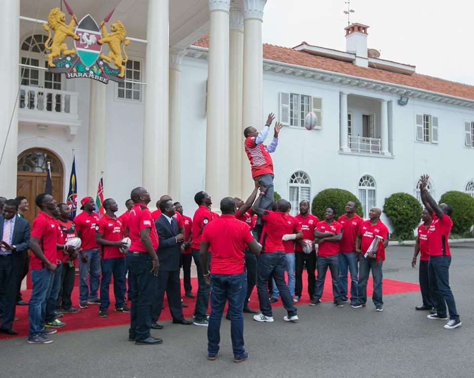 Uhuru Kenyatta, avec l'équipe de rugby à 7 kényane, le 22 avril 2016. &copy; Présidence kényane
