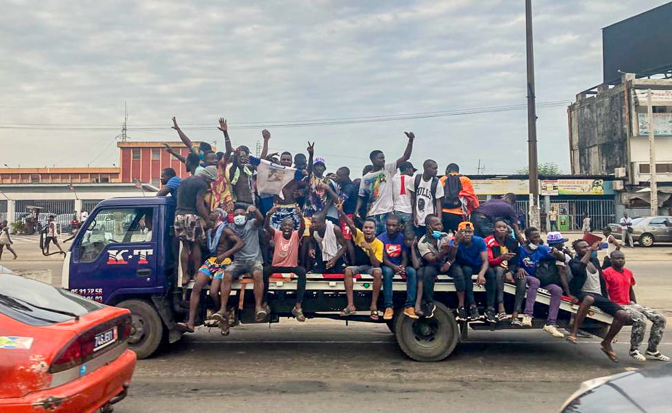 Sur le boulevard VGE, à Abidjan, des milliers de partisans de Laurent Gbagbo se sont rassemblés, ce 17 juin 2021, pour le retour de l'ancien président ivoirien. &copy; Photo : Vincent Duhem pour JA