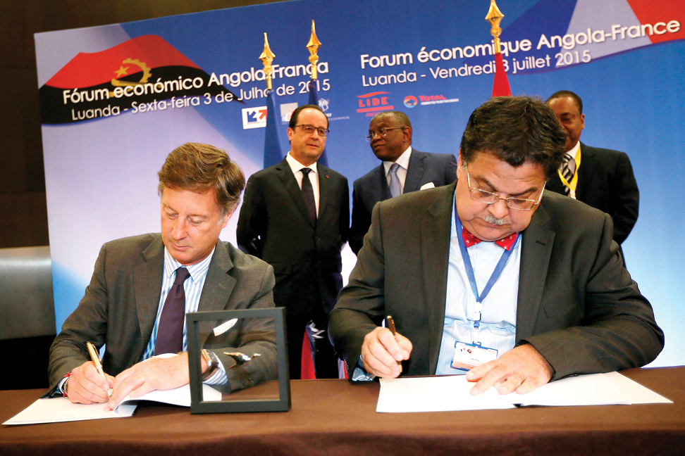 Sébastien Bazin (à g.) et Carlos Manuel de São Vicente signent un contrat entre AccorHotels et l'angolais AAA lors du voyage du président français en Afrique, le 3 juillet. &copy; PRÉSIDENCE DE LA RÉPUBLIQUE/LAURENT BLEVENNEC