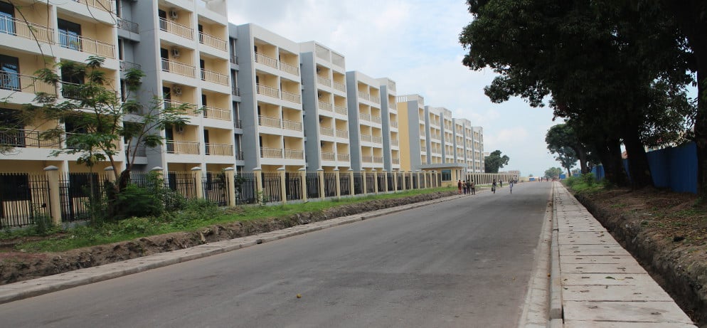 Logements modernes nouvellement construits dans le quartier Ouénzé, à Brazzaville. &copy; Trésor Kibangula/J.A.