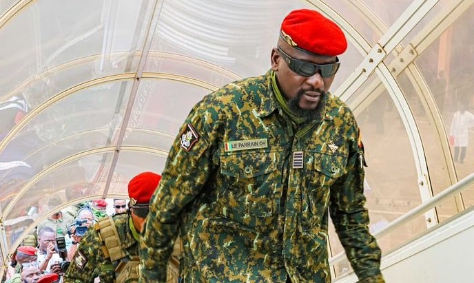 Mamadi Doumbouya, à Bamako, arborait un écusson "Le Parrain" sur son uniforme. &copy; DR / présidence guinéenne