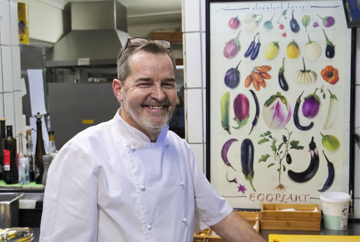 Le chef Harald Bresselschmidt, du restaurant Aubergine, au Cap. © Romain chanson pour JA