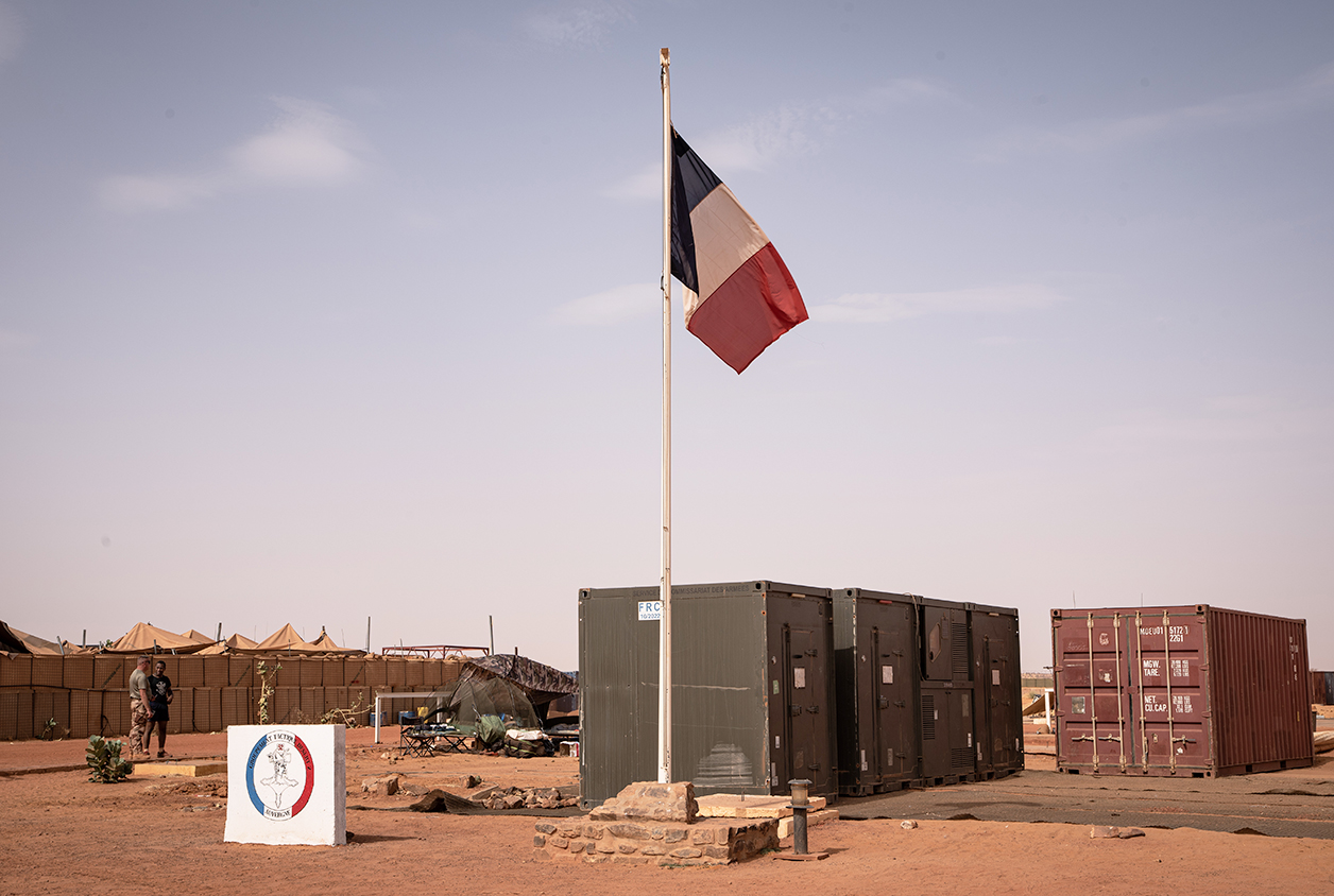 Vue sur la place d’armes de la base opérationnelle avancée (BOA) de Gossi, située au cœur du Gourma, le 14 avril 2022, alors que les opérations de désengagement et de démontage se poursuivent progressivement. &copy; Tanguy Vabatte.