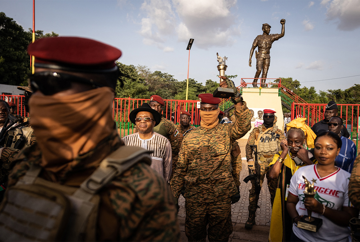 Le capitaine Traoré (au centre) lors d'une cérémonie marquant le 35e anniversaire de l'assassinat de Thomas Sankara, à Ouagadougou, le 15 octobre 2022. &copy; Olympia de Maismont / AFP